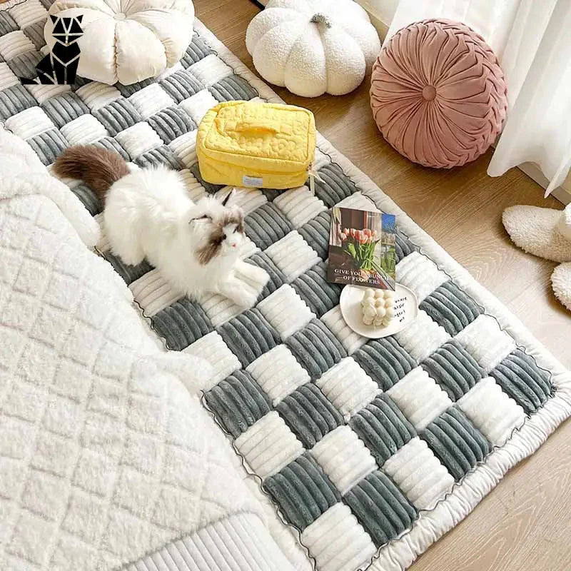 Chat se relaxant sur le tapis avec la housse de canapé à carreaux crème pour un décor élégant et protecteur