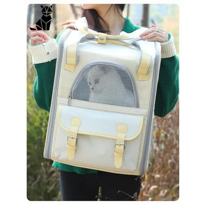 Facile à transporter : femme avec sac à dos blanc, chat dans Cat Transport Bag : Confort et facilité
