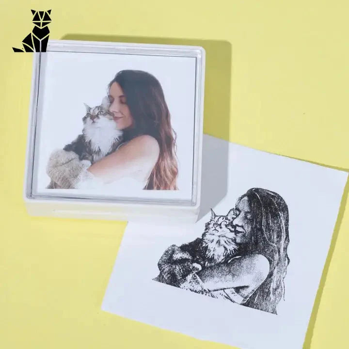 Une femme tenant un chat sur ses genoux, présentée dans Pawprints™ : Your Animal as an Art Stamp - le cadeau idéal pour les amoureux des chats !